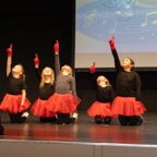 Kinder in roten Tutus bei der SmartDance Show