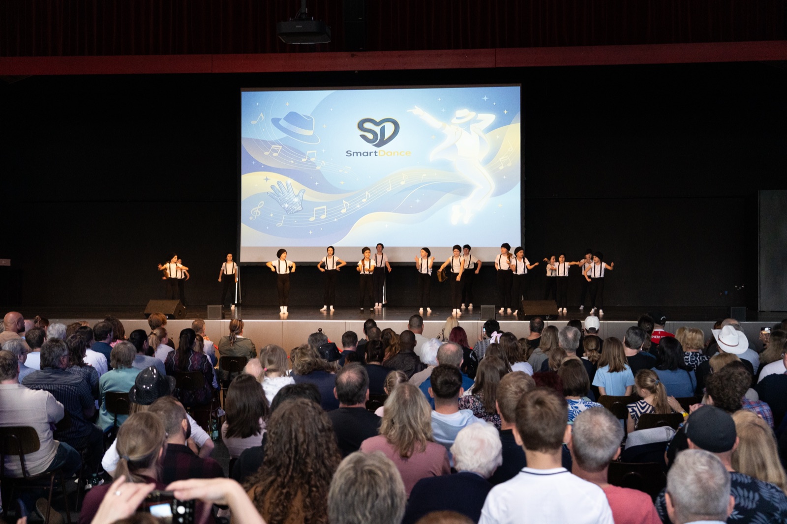 Kinder tanzen bei der SmartDance Show auf der großen Bühne vor Publikum