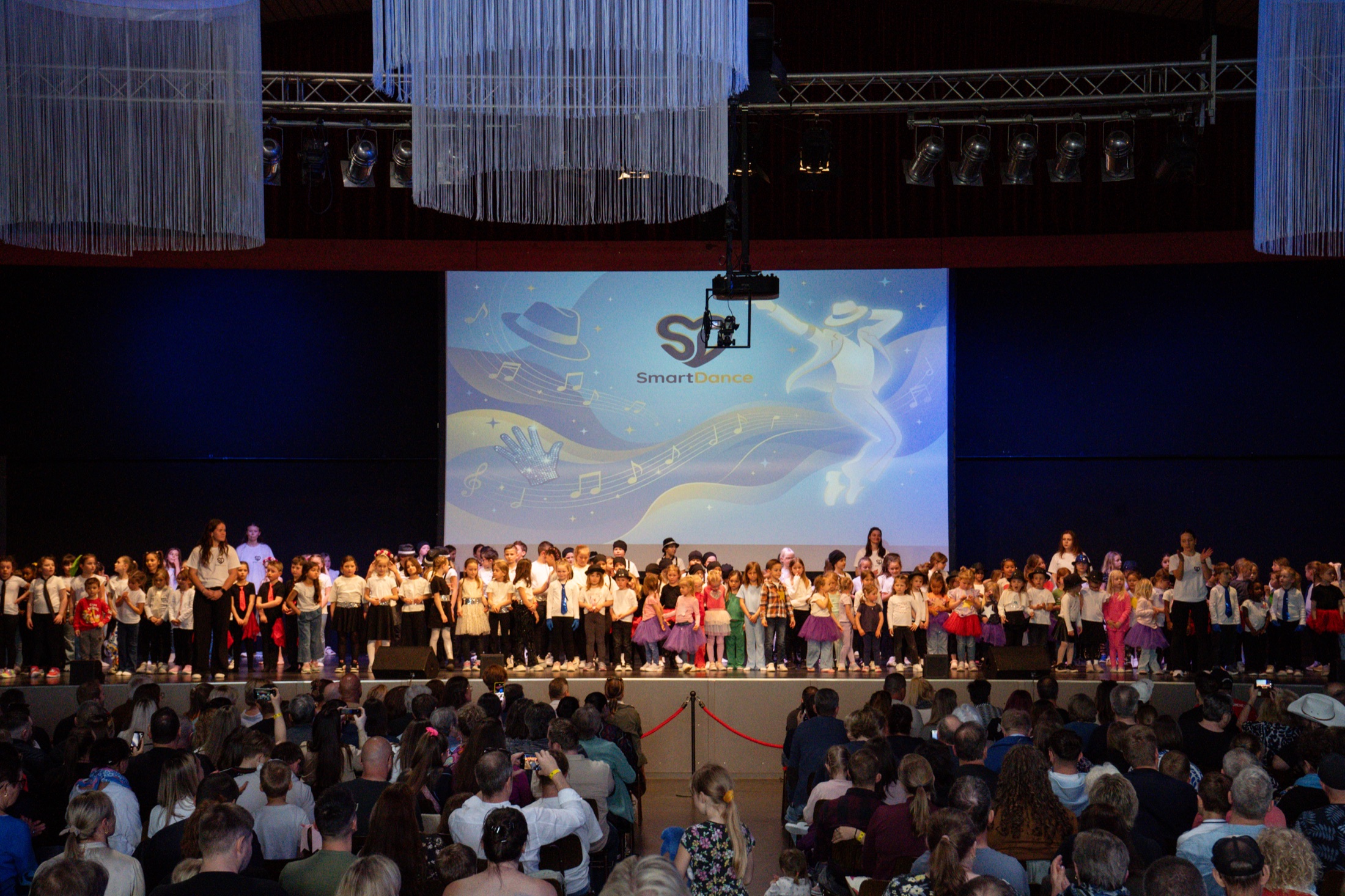 Das große Finale der SmartDance Show – alle Kinder gemeinsam auf der Bühne vor vollem Saal