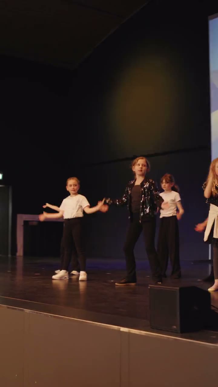 Kinder tanzen bei der SmartDance Show auf der Bühne