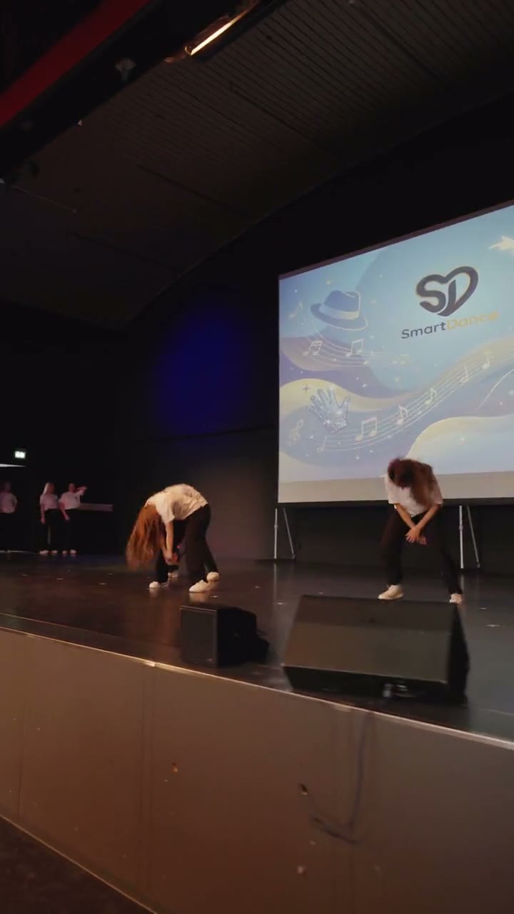 Tänzerinnen vor vollem Saal bei der SmartDance Show
