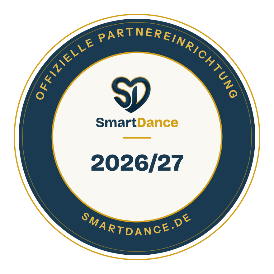 Das runde SmartDance-Partnersiegel in Navy